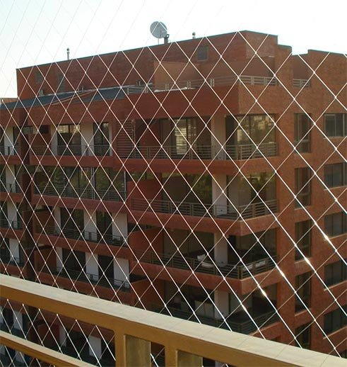 Malla de seguridad instalada en balcón de departamento