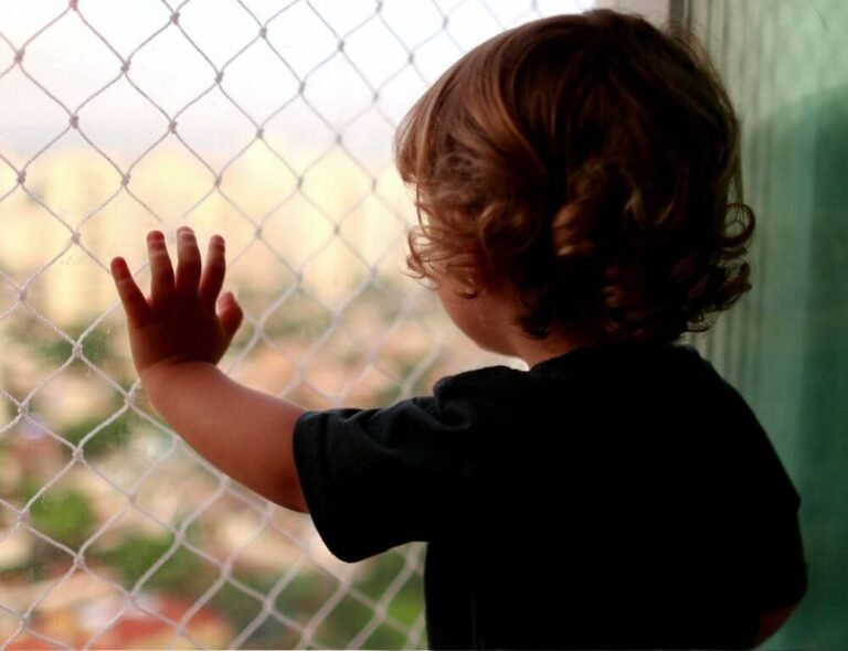 Niño protegido en balcón con malla de seguridad Mallix